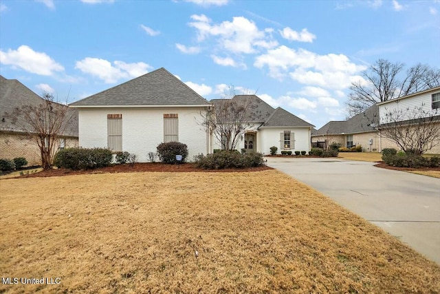 view of front of property with a front lawn