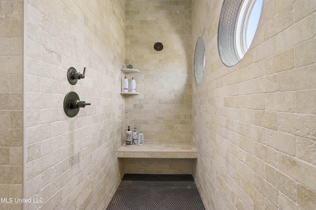 bathroom featuring a tile shower