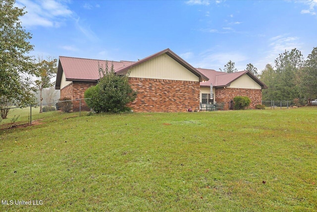 view of side of property featuring a lawn