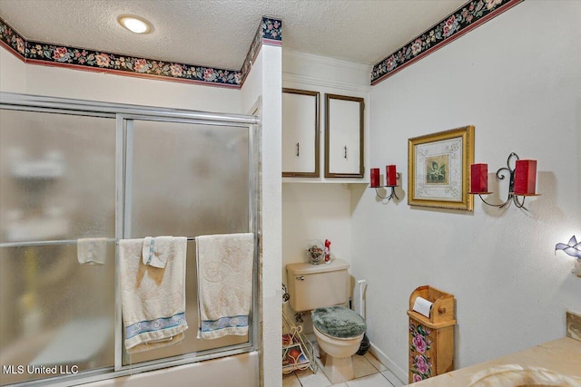 bathroom featuring tile patterned floors, enclosed tub / shower combo, a textured ceiling, and toilet