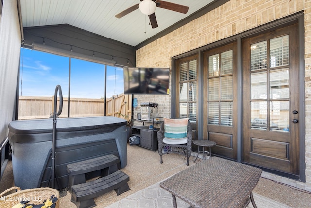 sunroom with ceiling fan