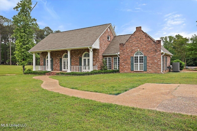 view of front of home featuring a front lawn and brick siding