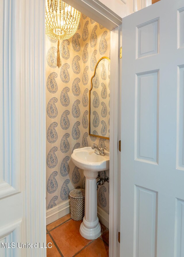102 Melrose Montebello Pkwy, Natchez, MS 39120 - bathroom with a chandelier and baseboards