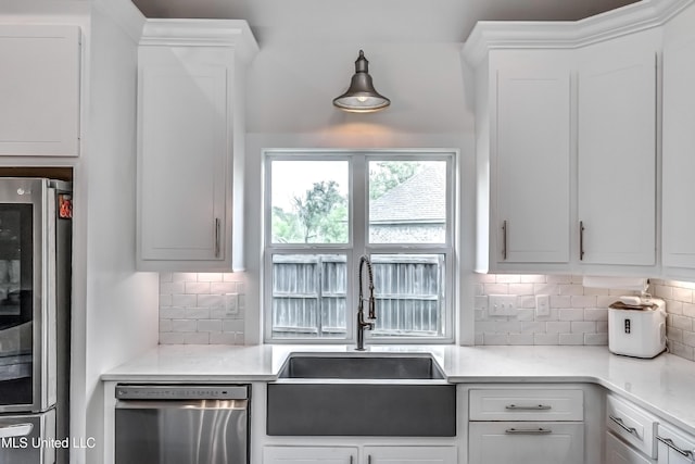 625 Wild Horse Ln, Brandon, MS 39042 - kitchen with appliances with stainless steel finishes, tasteful backsplash, and light countertops