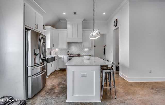 625 Wild Horse Ln, Brandon, MS 39042 - kitchen with stainless steel appliances, finished concrete flooring, backsplash, a breakfast bar area, and a center island
