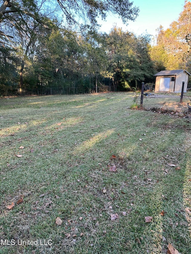 view of yard featuring an outbuilding