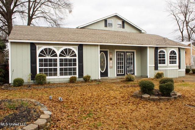 ranch-style house featuring a shingled roof