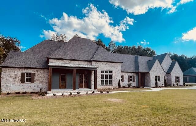 view of front of property featuring a front lawn