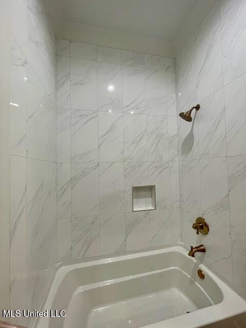 bathroom featuring tiled shower / bath