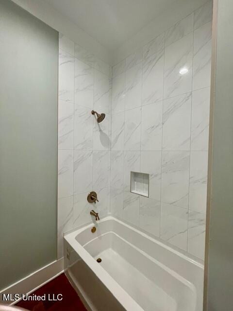 bathroom with tiled shower / bath combo