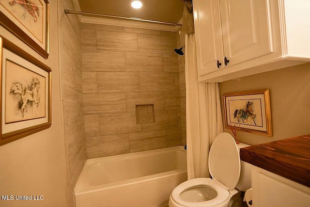 bathroom featuring toilet and washtub / shower combination