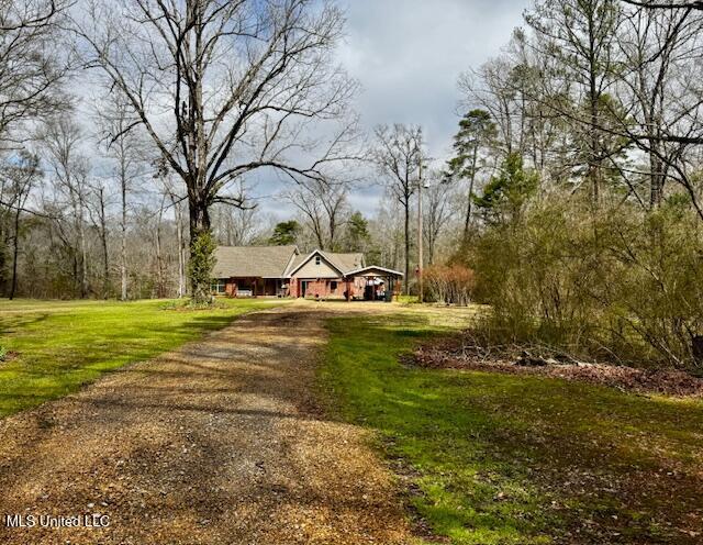 view of front of home featuring a front yard and driveway