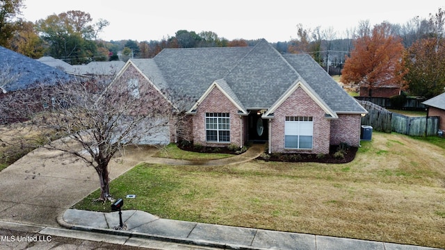 view of front facade featuring a front lawn