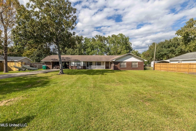 single story home featuring a front lawn