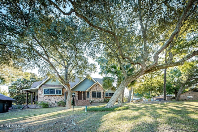 view of front of property featuring a front yard