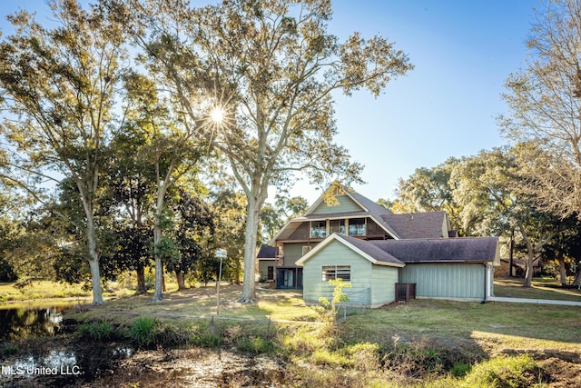 view of side of property featuring a lawn