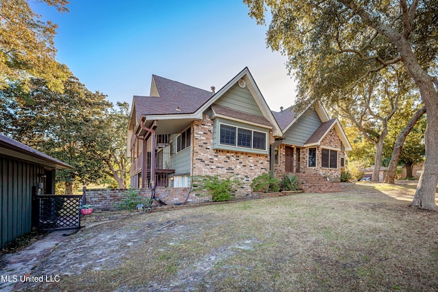 view of front of home with a front lawn