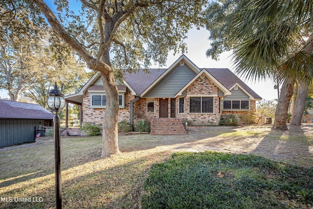 view of front of home featuring a front yard