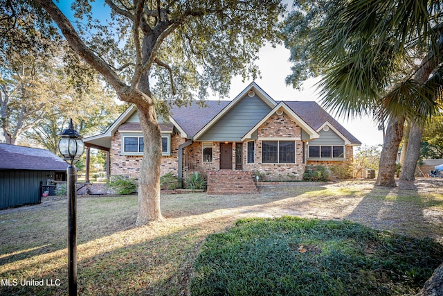 view of front facade with a front yard