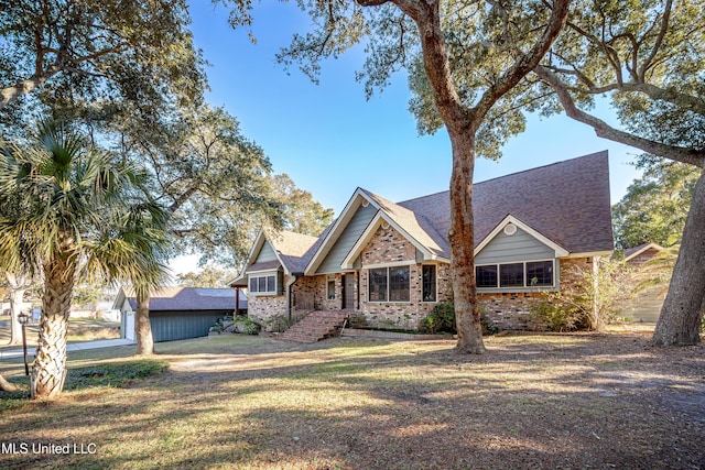 view of front facade featuring a front lawn