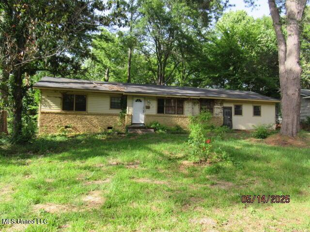 638 Elmwood Cir, Jackson, MS 39206 - ranch-style house featuring brick siding and a front lawn