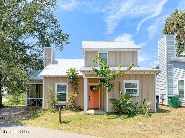 view of front of home featuring a front lawn