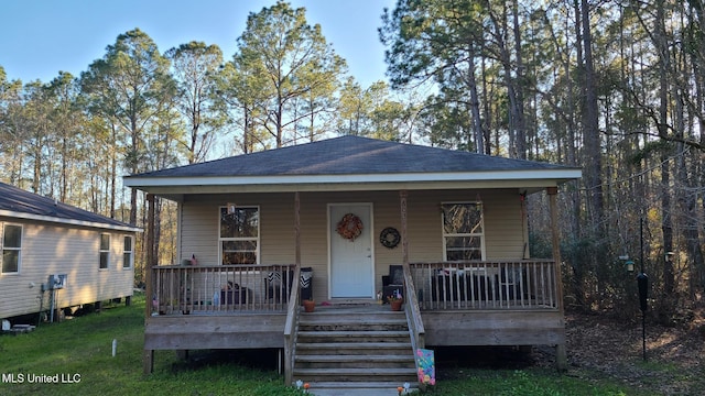 view of front facade featuring covered porch and a front lawn