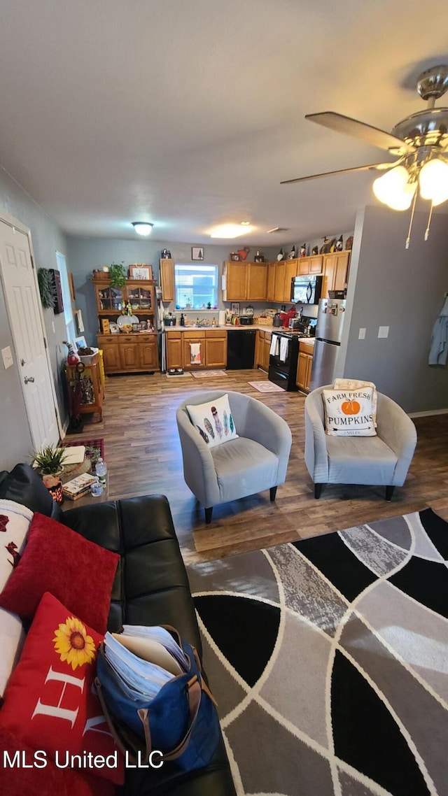 living area with dark wood-style floors and a ceiling fan