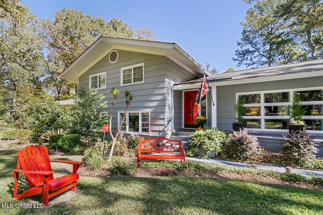 view of front of house featuring a front yard