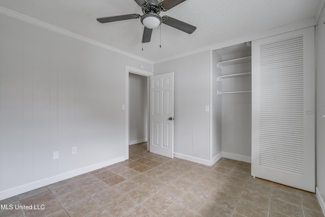 unfurnished bedroom with ceiling fan, ornamental molding, a textured ceiling, and a closet