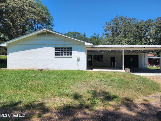 view of front of home with a front lawn