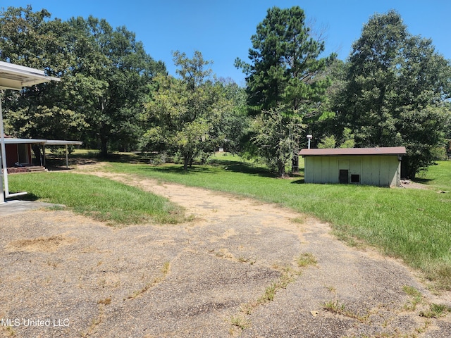 view of yard with an outdoor structure