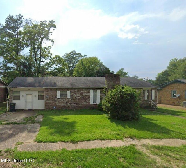 single story home featuring a front lawn