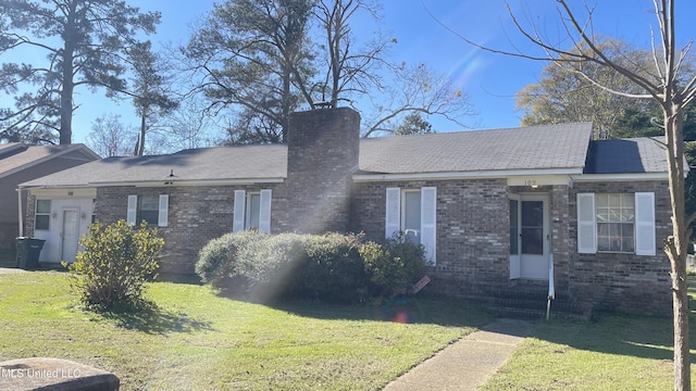 single story home featuring a front yard