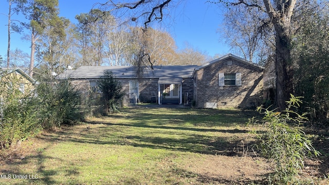 single story home with a front lawn