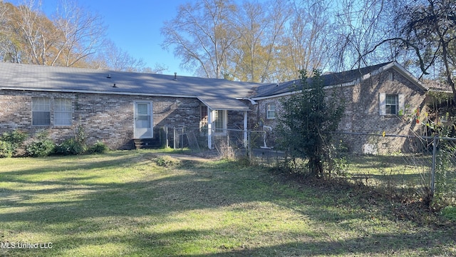 view of front facade with a front yard