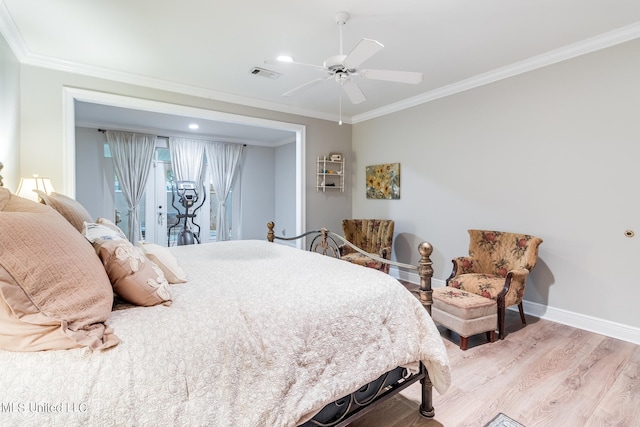 bedroom featuring ceiling fan, crown molding, and light hardwood / wood-style floors