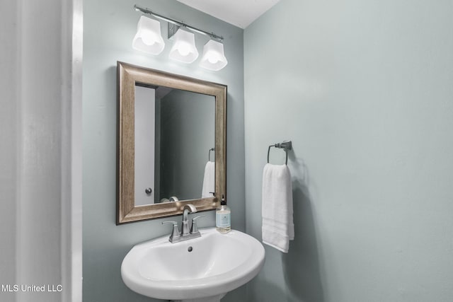 bathroom featuring a sink