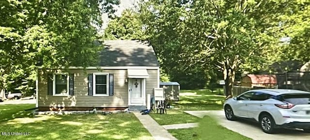 cape cod-style house featuring a front lawn