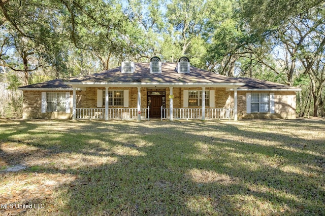 view of front of property featuring a front yard and a porch