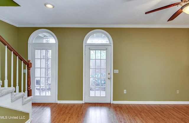 entryway featuring crown molding, light hardwood / wood-style flooring, and ceiling fan