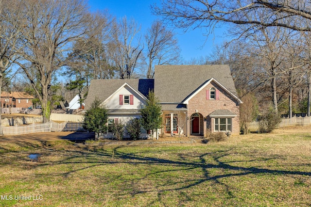 view of front of property featuring a front yard