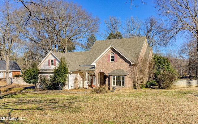 view of front of property featuring a front yard