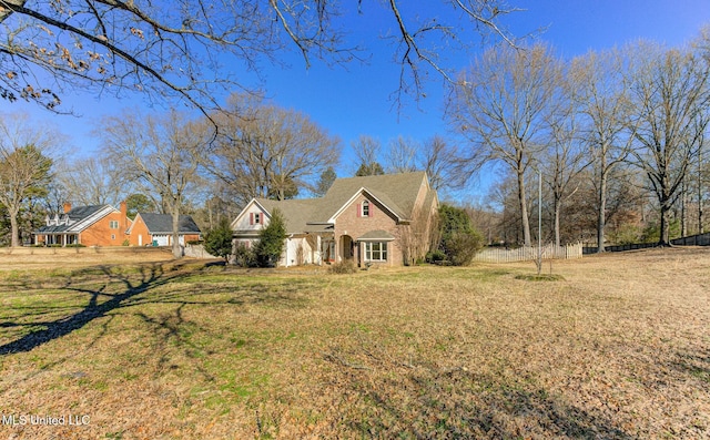 view of front of home featuring a front yard