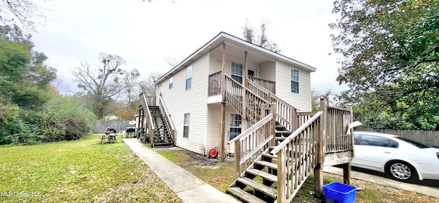 view of front of property featuring a front yard