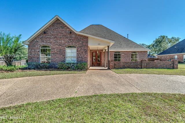 view of front facade featuring a front yard