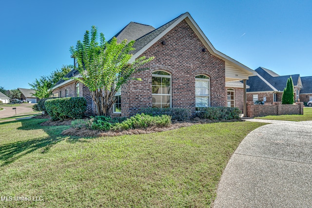 view of front of property featuring a front lawn