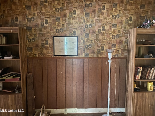 613 Georgetown St, Hazlehurst, MS 39083 - detailed view of a wainscoted wall and wooden walls