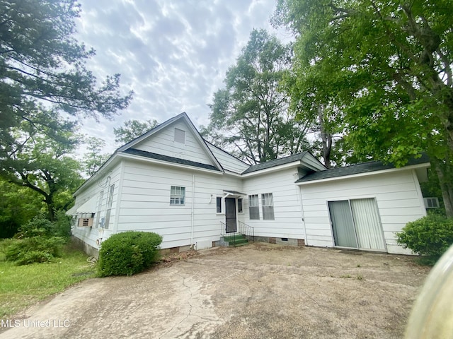 613 Georgetown St, Hazlehurst, MS 39083 - rear view of house featuring entry steps and crawl space