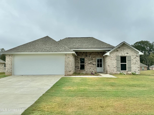 view of front of home featuring a garage and a front yard